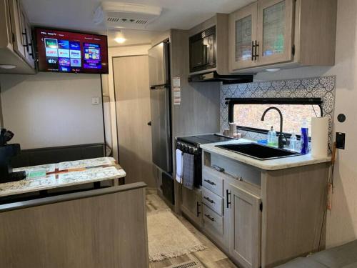 Iekārtas, Daffodil Dream Camper with Hot Tub - Movie Screen - Fire Pit - BBQ in Putney (KY)