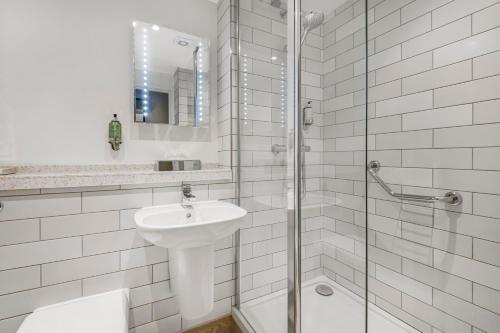 Innkeeper's Lodge Portsmouth Cosham - image 2
