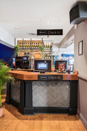 Innkeeper's Lodge Portsmouth Cosham - image 5