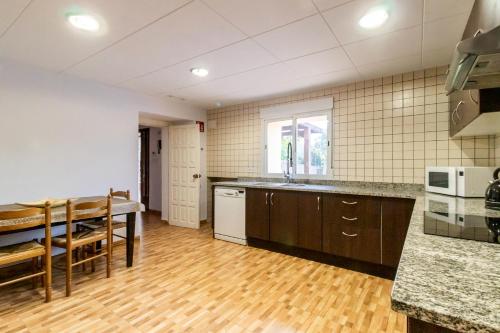 Can Bugantó - amplia casa con piscina y jardín (Can Buganto - amplia casa con piscina y jardin) in Cassa de la Selva