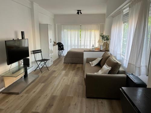 Monoambiente con cochera. Excelente ubicación.