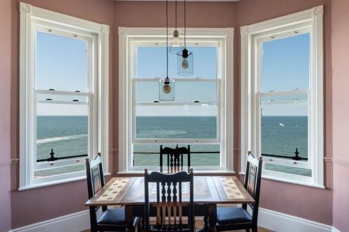 Stylish Beachfront Apartment, Sweeping Ocean Views and Luxury Touches - Herne Bay