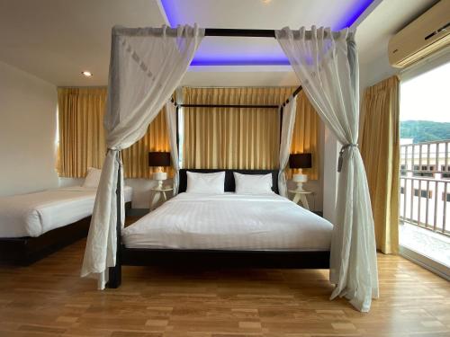1 king bed, 2 twin beds, 1 sofa bed