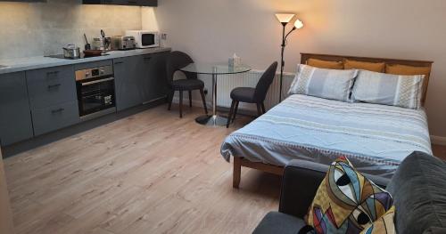 Large bright room with kitchen, Tottenham Court Road, London