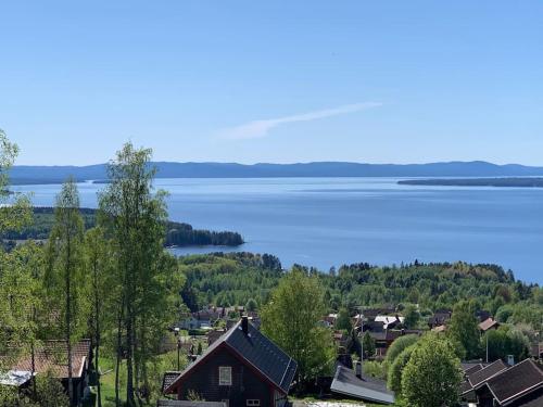 Charmig stuga med panoramautsikt över sjön Siljan. - Accommodation - Rättvik