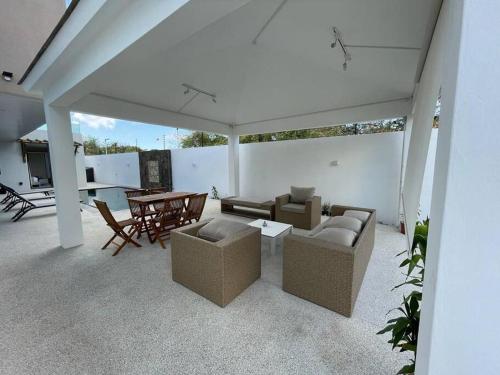 Rich villa is new, stunning and modern - Tap to explore photos