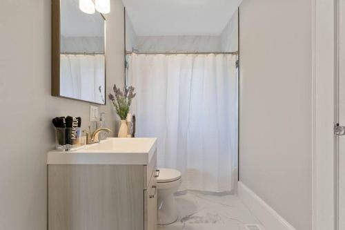 Cozy 4B Retreat Near Uptown King Beds Sleeps 12 in Charlotte, USA
