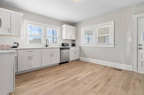 Cozy 4B Retreat Near Uptown King Beds Sleeps 12 in Charlotte, USA