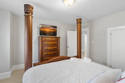 Cozy 4B Retreat Near Uptown King Beds Sleeps 12 in Charlotte, USA