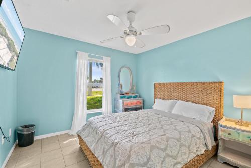 Beachside Serenity Escape - Private 3BR and 2BA, DOG FRIENDLY Duplex Oasis, Steps to Shore! in Melbourne, USA