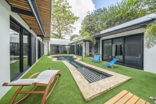 Casa Guitarra - Playa Potrero, modern house, pool in guitar shape, one floor – khách sạn tại Potrero