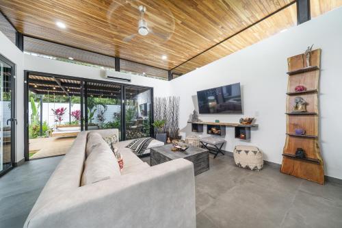 Delt lounge/TV-område, Casa Guitarra - Playa Potrero, modern house, pool in guitar shape, one floor in Potrero