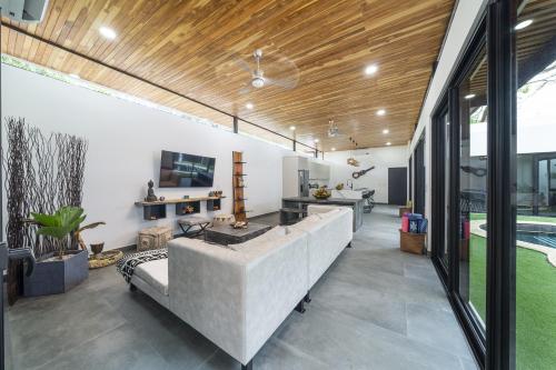 Delt lounge/TV-område, Casa Guitarra - Playa Potrero, modern house, pool in guitar shape, one floor in Potrero
