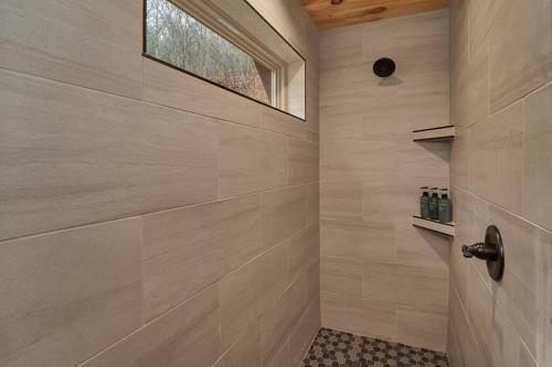 Elegant Getaway - 4BR Cabin & Indoor Pool! in Sevierville, USA
