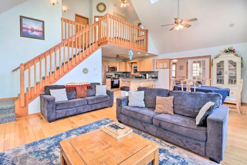 Lakefront Home with Deck, 7 Mi to Boulder Mountain! in Albrightsville, USA
