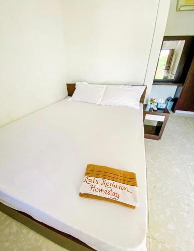 Bed, Ratu Kedaton Homestay in Bumbang Beach