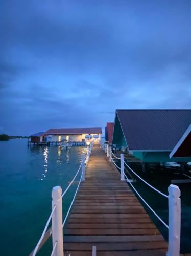 ADIL WATERHOUSE RESORT in 布姆布姆島