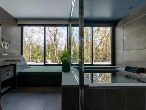 Stylish Suite with Hot Spring Bath image 2