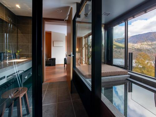 Comfort Premium Suite with Hot Spring Bath image 2