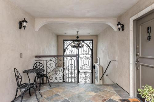 Luxury 2-Bedroom Condo in Studio City