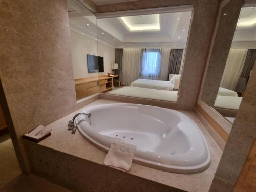 room detail thumbnail 2