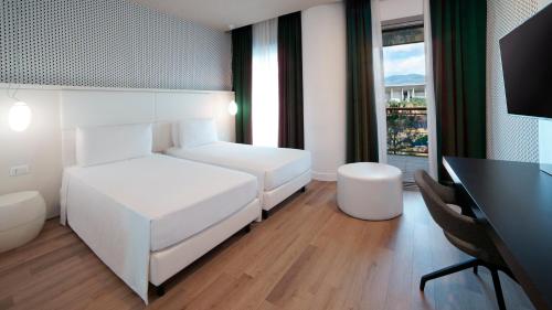 2 twin beds