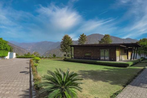 SaffronStays Paradise Pines, Dehradun - cliff villa with valley & forest views - All clear roads