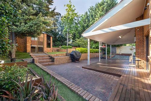 Magnificent Eltham House with stunning view