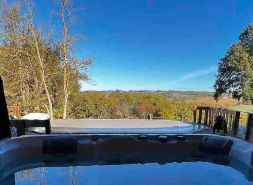 Gite à la ferme avec jacuzzi et piscine chauffée