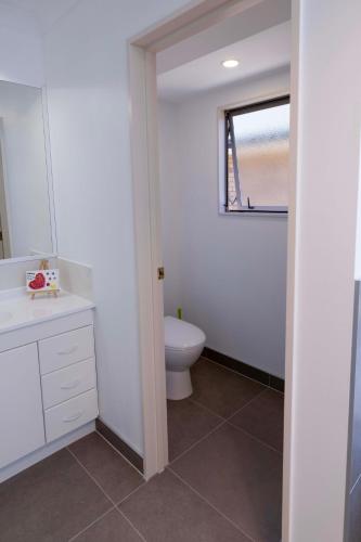2 Bedrooms with Garage right on Te Awa River Ride, Tamahere (foto 10)