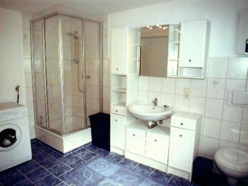 One-Bedroom Apartment with Shower image 1