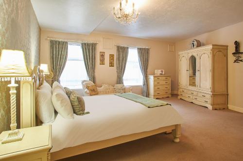 Picture of Host & Stay - Regency Mansions Apartment