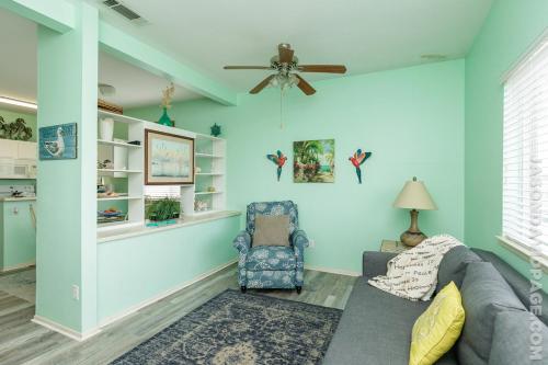 Corpus Christi-Padre Island condo is walking distance to beach by Mustang Island, Sleeps Four, 2024 Traveler Award, winter rates in Padre Island, USA