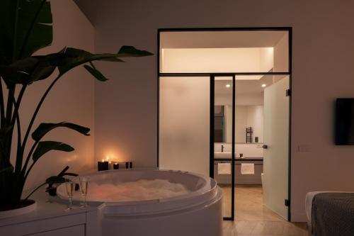 Queen Suite with Spa Bath image 4