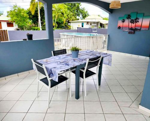 Villa de 2 chambres avec piscine privee jardin clos et wifi a Le Moule a 1 km de la plage