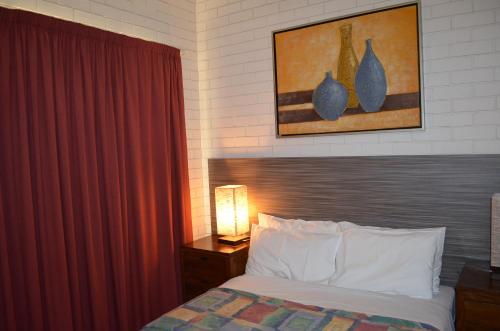 Mid City Motor Inn Stop at Mid City Motor Inn to discover the wonders of Gladstone. Featuring a satisfying list of amenities, guests will find their stay at the property a comfortable one. Service-minded staff will welc