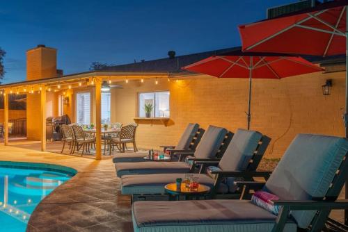 Private 4BR Home Oasis in Phoenix, Pool, BBQ, Firepit
