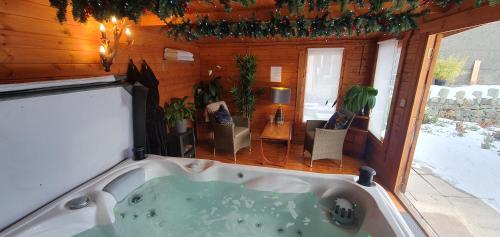 熱水浴缸, Cader en suite at Pen Y Coed Hall exclusive Luxury Hot Tub in 多爾蓋萊鎮中心