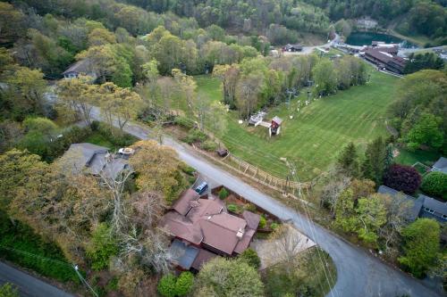 A Slopeside Getaway in Blowing Rock, USA