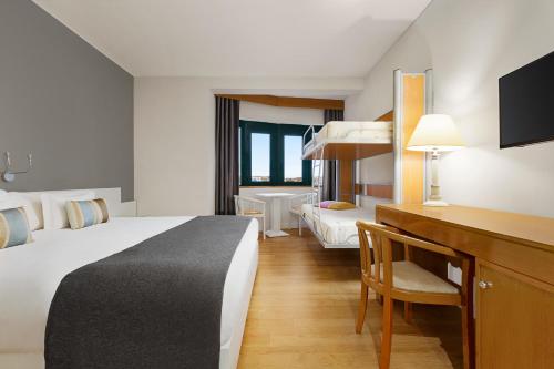 1 king bed, 2 twin beds