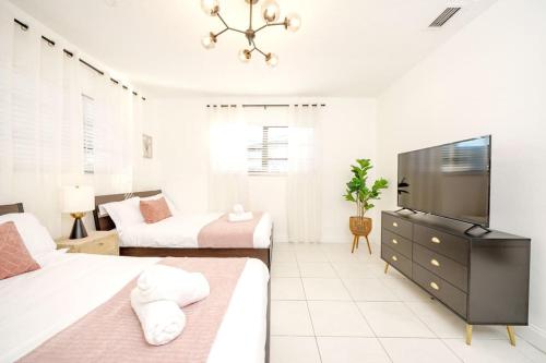 Spacious 6-Bedroom Villa with Pool in North Miami Beach (FL)