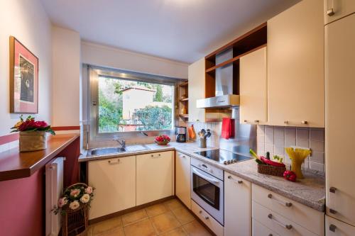 Cucina, Ferienwohnung Les Oliviers uber den Dachern von Nizza ruhig sonnig Meerblick Pool Tiefgarage Parkpla in Monte Boron