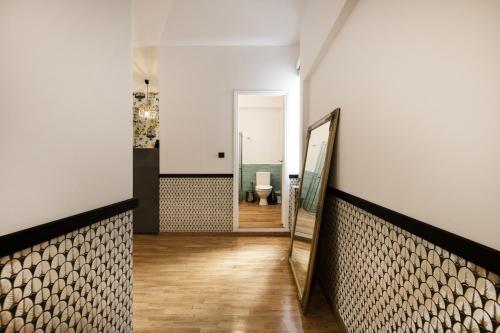Designer renovated apartment in downtown Athens - image 5