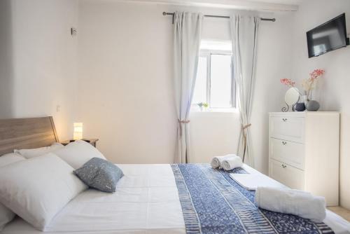Villa Philoxenia · Gorgeous island villa with plunge pool & sea views - image 2