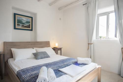Villa Philoxenia · Gorgeous island villa with plunge pool & sea views - image 4