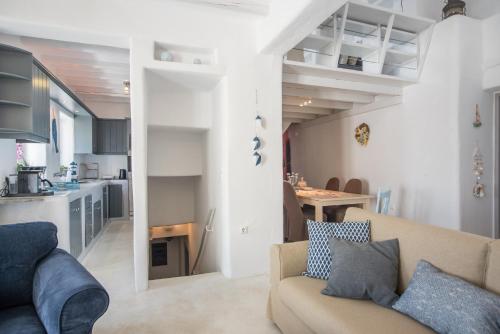 Villa Philoxenia · Gorgeous island villa with plunge pool & sea views - image 9