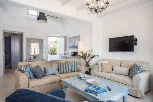 Villa Philoxenia · Gorgeous island villa with plunge pool & sea views - image 13