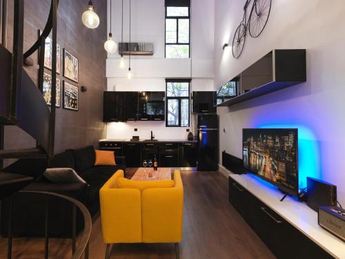 200 Mb fibre remote workers' Dreamhouse, Atene