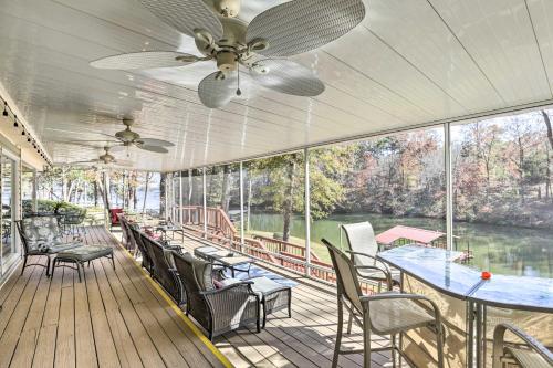 Pet-Friendly Lakeside Retreat with Dock! in Abbeville, Vereinigte Staaten von Amerika