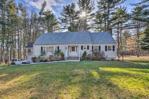 Lovely Freehold Home with Deck, 16 Mi to Slopes in Freehold, USA